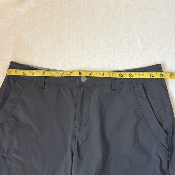 𝅺REI women’s charcoal color short, size 8 - Picture 5 of 7